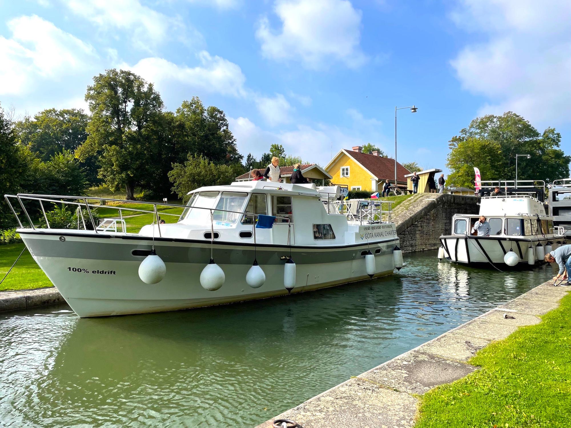 Boote, die durch den Göta-Kanal fahren